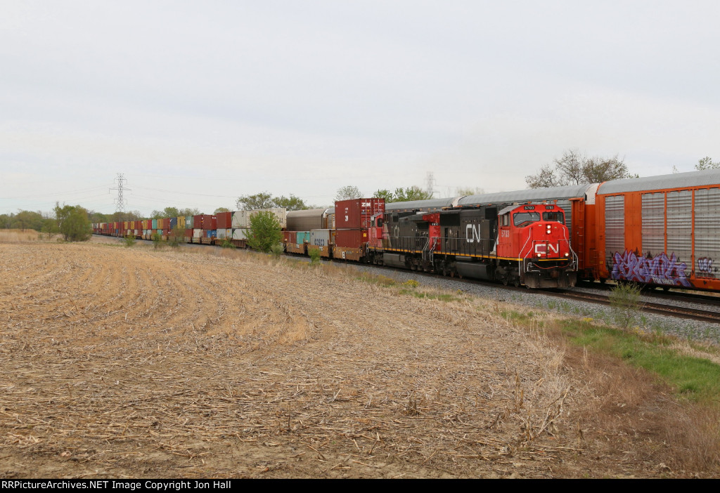 CN 5703 & 2510 work hard to keep Z149 moving at track speed